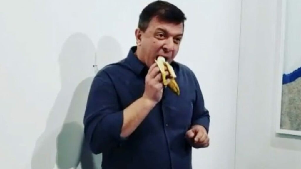 David Datuna che mangia Comedian
