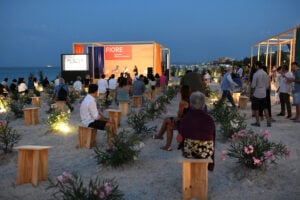 Una notte intera su una spiaggia nelle Marche per parlare di arte e architettura