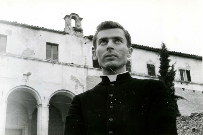 Don Nicola Jobbi ritratto davanti al Convento dei Santi Sette Fratelli, sulle colline del suo paese natale. Mosciano Sant’Angelo (TE), 1961, fondo Jobbi