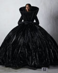 Haute Couture Parigi, autunno-inverno 2022/2023. BALENCIAGA 51. Look 57_Naomi Campbell.jpg