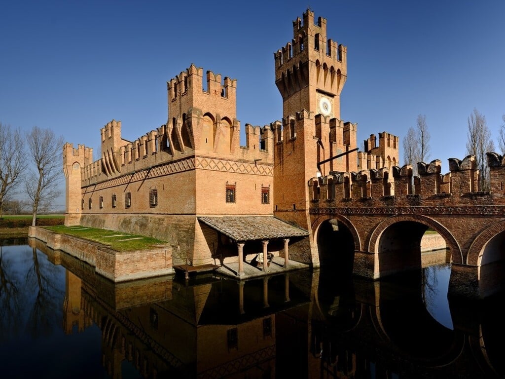 Un piccolo castello e una grande collezione raccontati da una mostra a Bologna