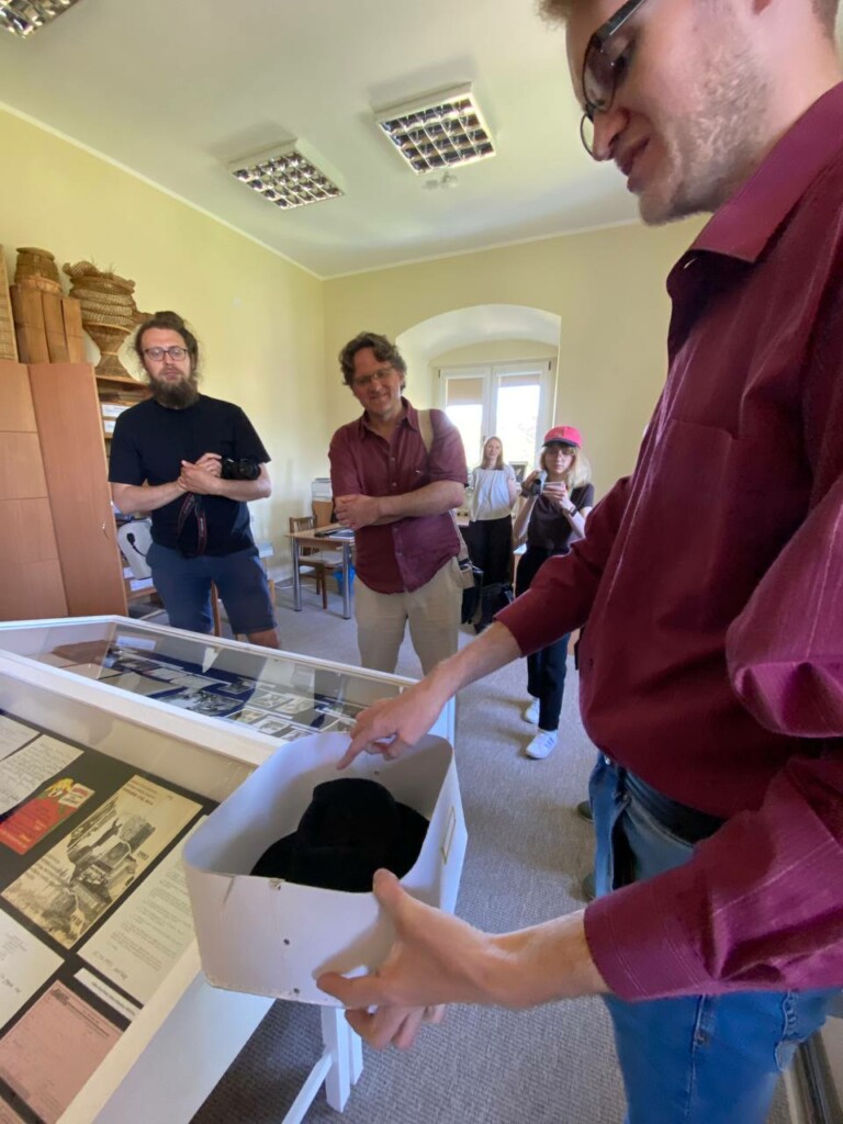 Il celebre fedora di Mekas nella biblioteca del castello ph Giulia Giaume Jonas Mekas. 100 anni fa nasceva un genio del cinema e della poesia