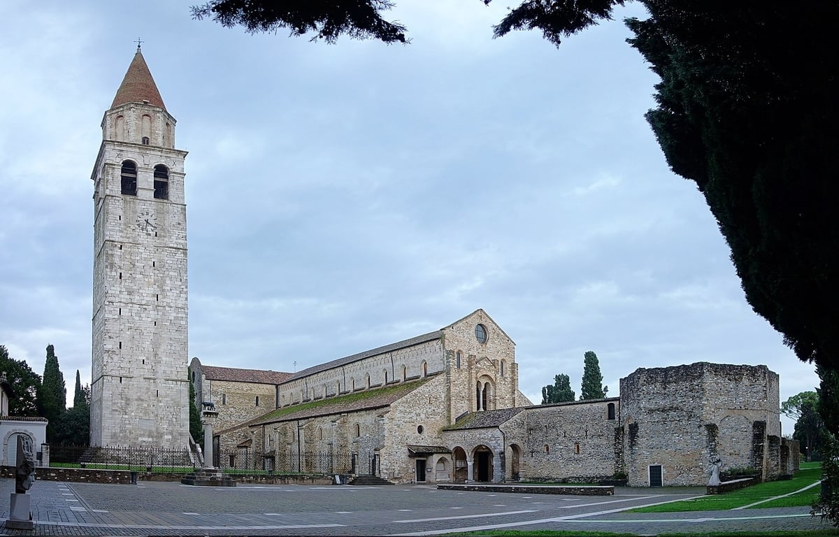 Il complesso della Basilica Patriarcale di Santa Maria Assunta di Aquileia. Photo Velvet CC BY SA 4.0 via Wikimedia