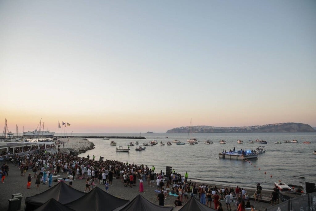 Per Procida 2022 il concerto a sorpresa di Liberato in spiaggia. Le immagini