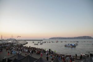 Per Procida 2022 il concerto a sorpresa di Liberato in spiaggia. Le immagini