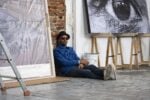 “Il mio lavoro crea ponti tra istituzioni e persone”. Intervista all’artista JR (mentre espone in Vaticano) 