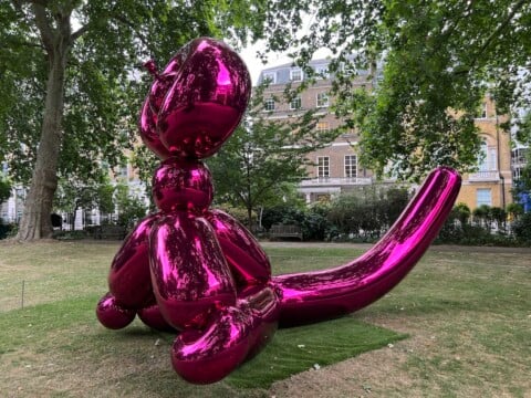 Jeff Koons, Balloon Monkey (Magenta) in St James’ Square a Londra