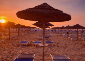 La spiaggia al tramonto in Romagna