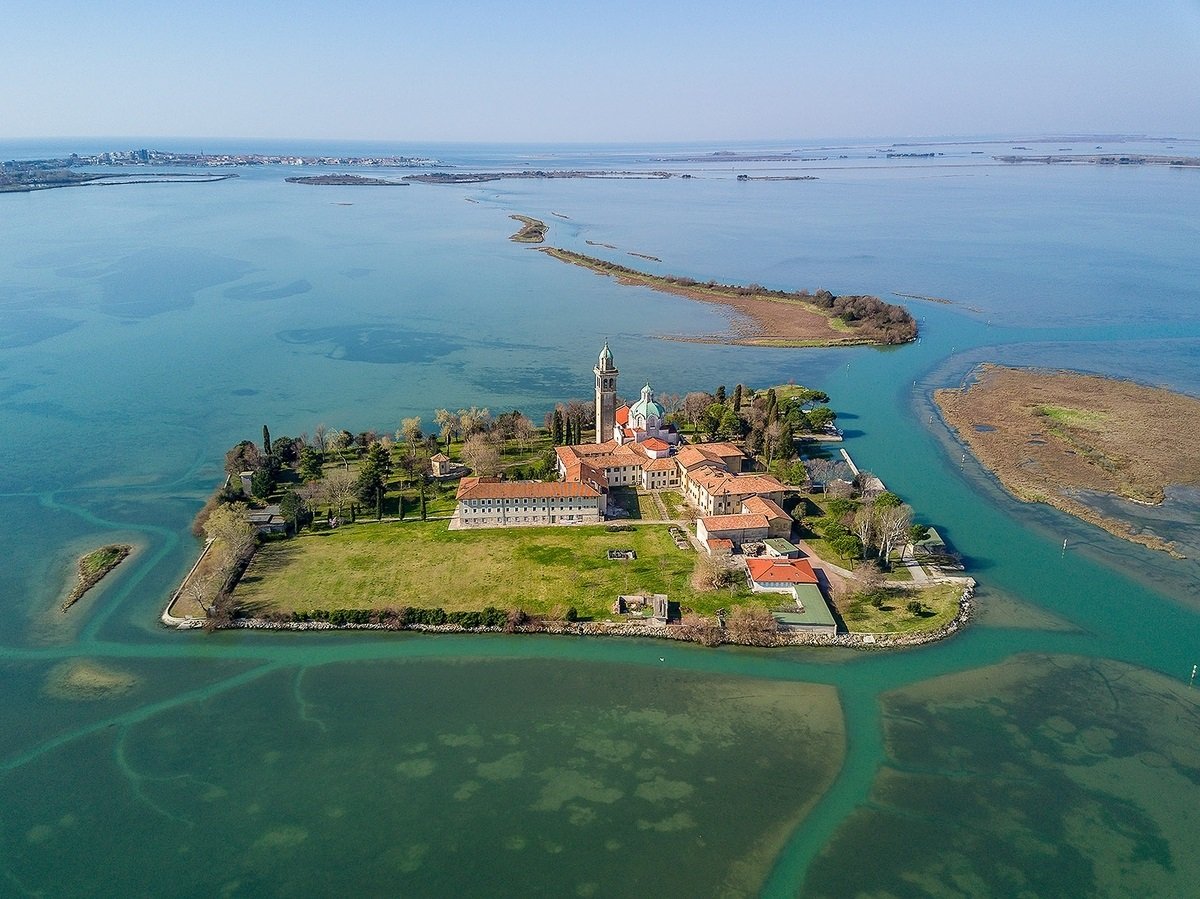 L’isola di Barbana, con il Santuario della Madonna. Photo Hans Bezard CC BY-SA 4.0 via Wikimedia