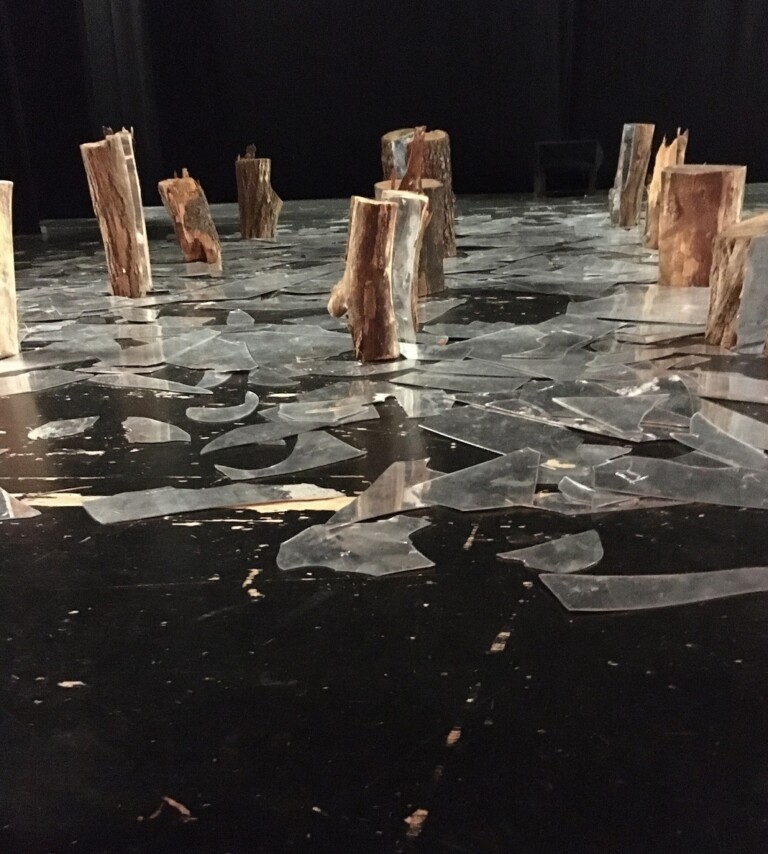 Maria Spazzi, scenografia per _Utoya_ di Edoardo Erba, 2015, plexiglass e legno, foto di Fabiana Sapia