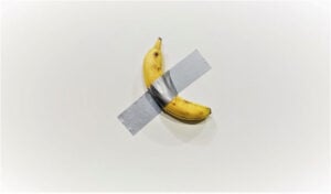 Maurizio Cattelan accusato di plagio per la banana appesa con il nastro adesivo