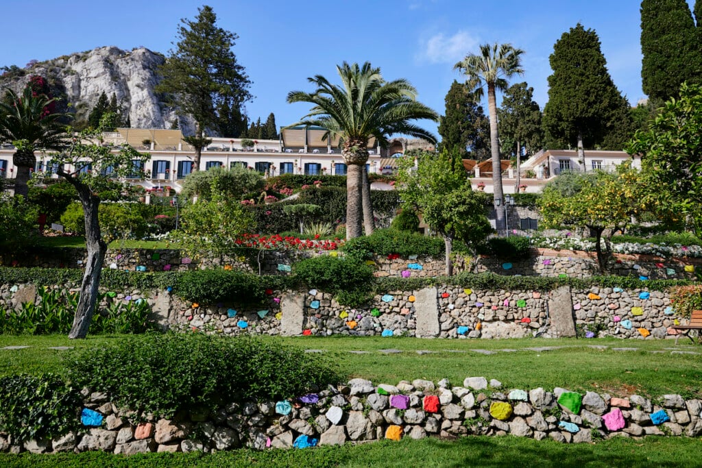 Arte contemporanea negli hotel di lusso. Al Timeo di Taormina le opere del progetto “Mitico”