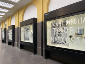 A Reggio Emilia Jacopo Benassi fa una mostra con gli scarti delle precedenti