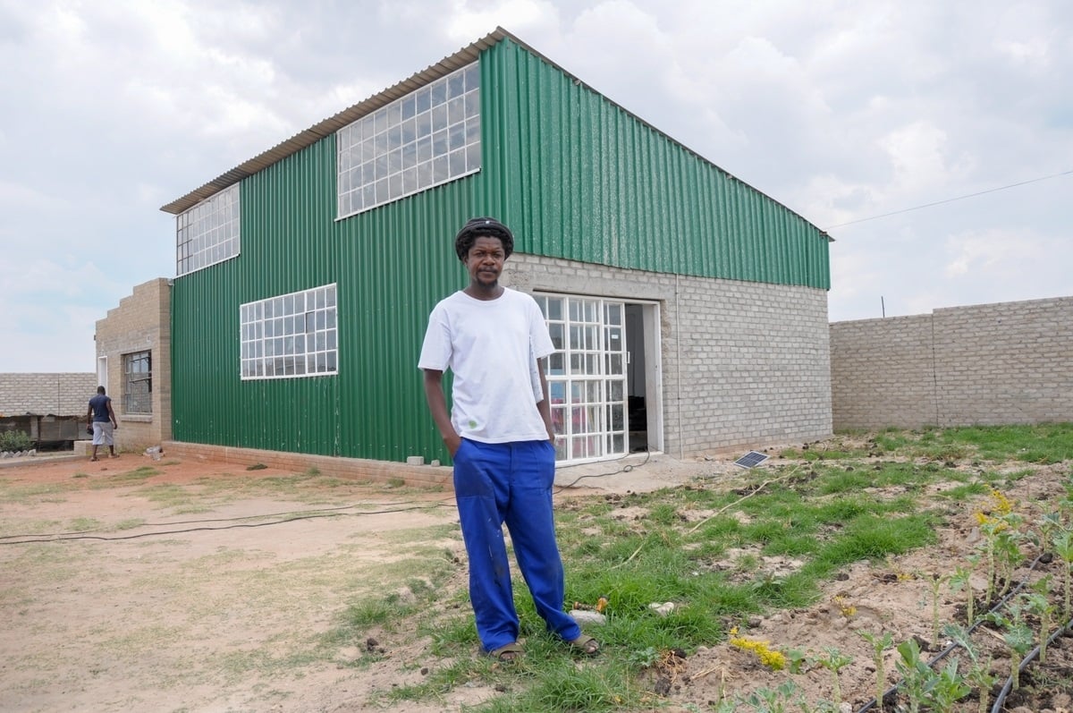 Nell’atelier di Gareth Nyandoro a Ruwa, Harare. Photo Bongani Kumbula