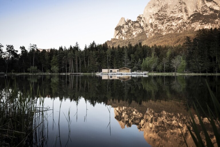 Noa_, Lake House Völs, progetto d’architettura e d’interni per una “capanna sul lago”, 2019