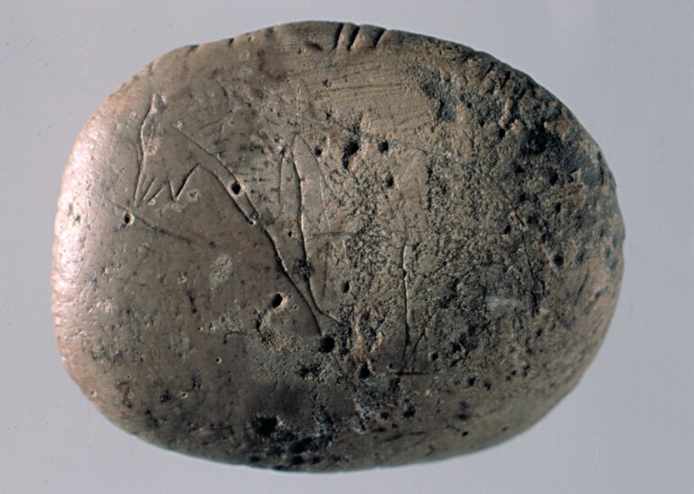 Ciottolo inciso con figura di lupo da Grotta Polesini (Tivoli, Roma), Paleolitico superiore. Courtesy Museo delle Civiltà, Roma