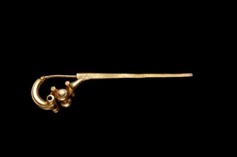 Fibula prenestina con iscrizione in latino arcaico scritta da destra a sinistra (Palestrina, Roma), VII sec. a.C. Courtesy Museo delle Civiltà, Roma