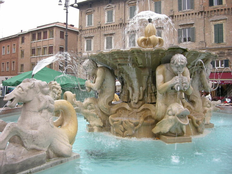 Pesaro, fontana di Piazza del Popolo ph sailko, fonte Wikimedia