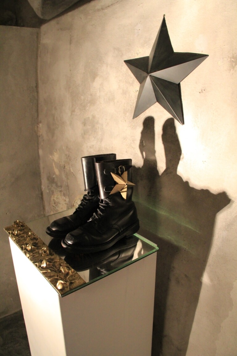 PierPaolo Koss, Boots on the border, 1992, cuoio, ottone, alluminio. Courtesy Guidi&Schoen