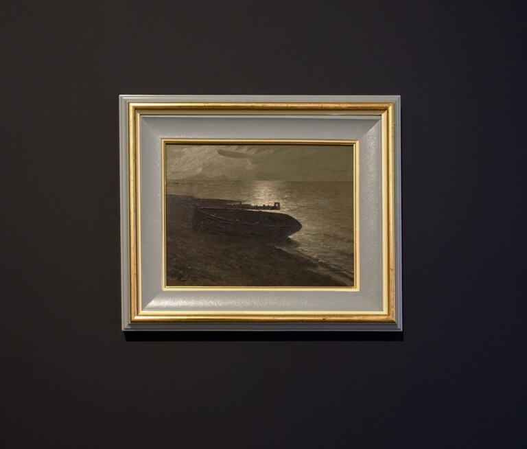 Pietro Villani, Paesaggio lunare con barche, 1910 20 ca., olio su legno, 39x29 cm. Courtesy Raucci_Santamaria Studio Project, Milano
