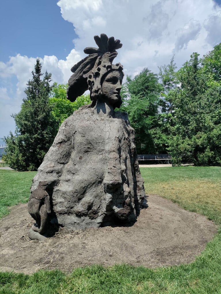 Ruins of Empire, Kiyan Williams, parte dell’installazione Black Atlantic al Brooklyn Bridge Park. Photo Maurita Cardone