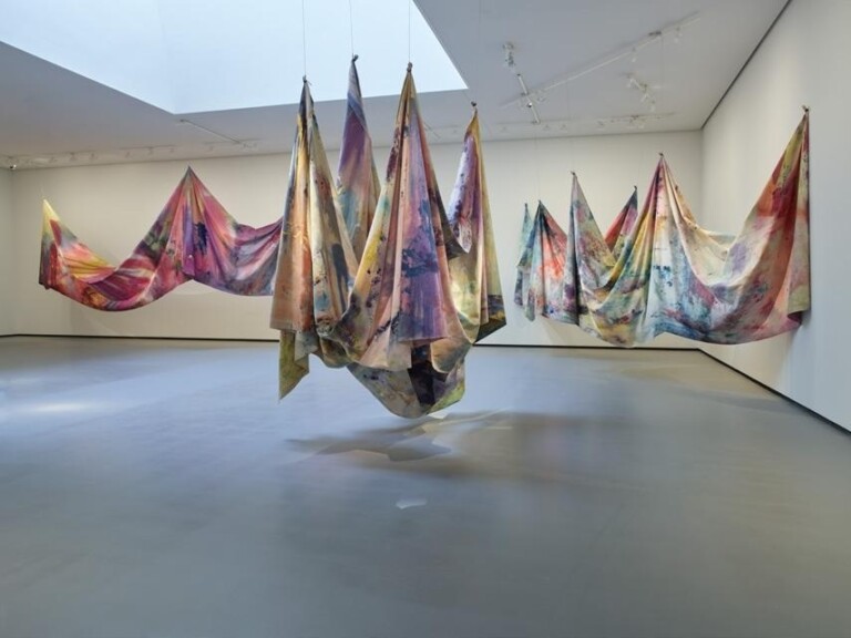 Sam Gilliam, Carousel Form II, 1969. Speed Art Museum, Louisville, Kentucky © Sam Gilliam _ ADAGP, Paris 2022. Photo © Fondation Louis Vuitton _ Marc Domage