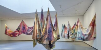 Sam Gilliam, Carousel Form II, 1969. Speed Art Museum, Louisville, Kentucky © Sam Gilliam _ ADAGP, Paris 2022. Photo © Fondation Louis Vuitton _ Marc Domage