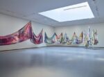 Sam Gilliam. Exhibitio view at Fondation Louis Vuitton, Paris © Sam Gilliam _ ADAGP, Paris 2022. Photo © Fondation Louis Vuitton _ Marc Domage