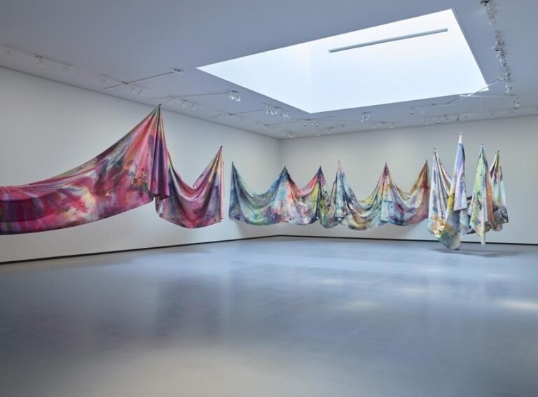 Sam Gilliam. Exhibitio view at Fondation Louis Vuitton, Paris © Sam Gilliam _ ADAGP, Paris 2022. Photo © Fondation Louis Vuitton _ Marc Domage