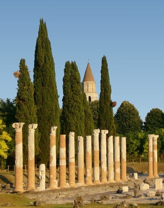 Scavi del foro di Aquileia. Photo via Wikipedia