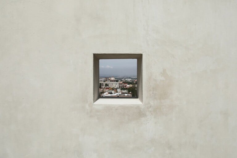 Sin Nombre House and Gallery, San Miguel de Allende, 2021. Frame sulla Cattedrale di San Miguel de Allende dal patio della camera pricipale © Associates Architecture