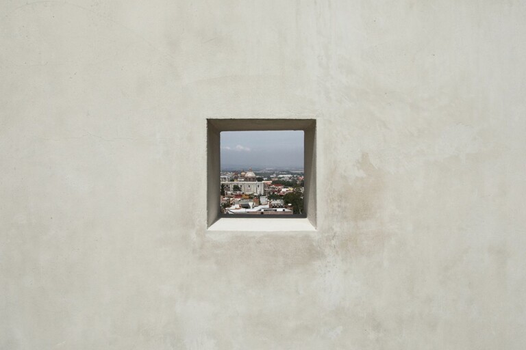 Sin Nombre House and Gallery, San Miguel de Allende, 2021. Frame sulla Cattedrale di San Miguel de Allende dal patio della camera pricipale © Associates Architecture