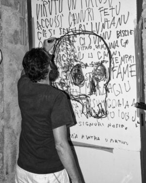 A La Spezia una mostra-performance nel bagno dell’artista