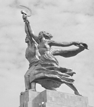 Vera Muchina, L'operario e la kolchoziana, 1937, acciaio inossidabile, h. 24,5 m. Centro Panrusso delle Esposizioni, Mosca