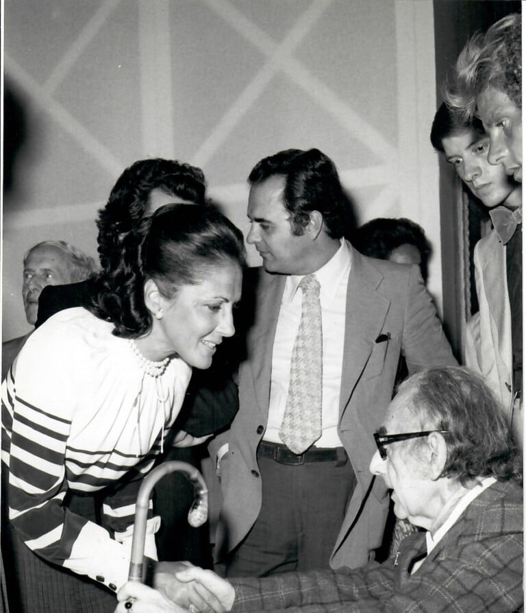 Vittoria Leone, Maurizio Fagiolo dell’Arco, Man Ray all’inaugurazione della mostra “Man Ray. L’occhio e il suo doppio”. Roma, Palazzo delle Esposizioni, 1975