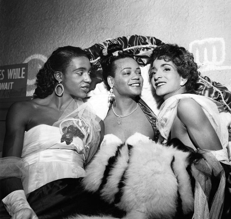 Da sinistra Eddie McClennon, Bobbie Laney e Toni Evans, durante il Funmakers Ball a New York nel 1954. Photo G. Marshall Wilson/EBONY Collection