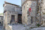 Lea Contestabile Veduta dell'installazione a straperetana 2022 - L’abaco rovesciato, Largo Castello e via di Castello, Pereto (AQ) Photo Credits: Giorgio Benni Volo con te verso il cielo, 2022. Ferro, lana, pannolenci, dimensioni variabili Courtesy: l’artista