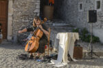 Daniela d’Arielli Veduta dell'installazione a straperetana 2022 - L’abaco rovesciato, Piazza San Giorgio, Pereto (AQ) Photo Credits: Giorgio Benni Performance di Daniela d’Arielli con la violoncellista Flavia Monaco, Belvedere Piazza San Giorgio Pereto. Courtesy: le artiste