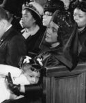 Coretta Scott King e la figlia Berenice ai funerali di Martin Luther King, 1968. Photo Moneta Sleet Jr. /Ebony Collection