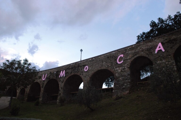 UMoCA - Under Museum Of Contemporary Art. Ponte San Francesco, contrassegnato con iniziali luminose (progetto a cura di Jèrome Sans e Pier Luigi Tazzi)