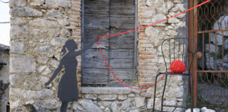 Lea Contestabile Veduta dell'installazione a straperetana 2022 - L’abaco rovesciato, Largo Castello e via di Castello, Pereto (AQ) Photo Credits: Giorgio Benni Volo con te verso il cielo, 2022. Ferro, lana, pannolenci, dimensioni variabili Courtesy: l’artista