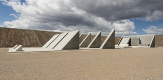“45°, 90°, 180°,” City. © Michael Heizer: Triple Aught Foundation. Courtesy of the artist and Triple Aught Foundation. Photo Ben Blackwell.