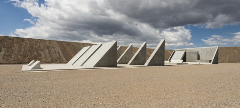 “45°, 90°, 180°,” City. © Michael Heizer: Triple Aught Foundation. Courtesy of the artist and Triple Aught Foundation. Photo Ben Blackwell.