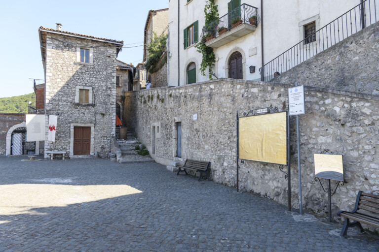 Daniela d’Arielli Veduta dell'installazione a straperetana 2022 - L’abaco rovesciato, Piazza San Giorgio, Pereto (AQ) Photo Credits: Giorgio Benni