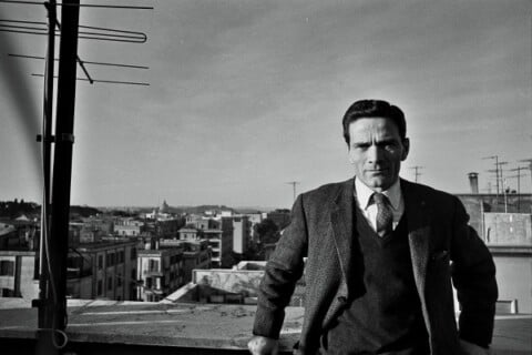 Pier Paolo Pasolini sulla terrazza sul tetto della casa di Via Giacinto Carini 45, 1963 foto di Gideon Bachmann © Archivio Cinemazero Images, Pordenone