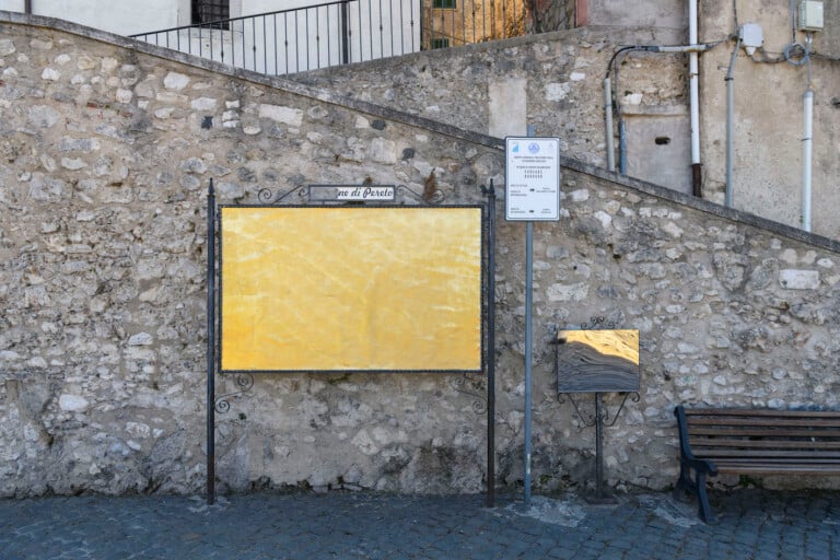 Daniela d’Arielli Veduta dell'installazione a straperetana 2022 - L’abaco rovesciato, Piazza San Giorgio, Pereto (AQ) Photo Credits: Giorgio Benni Riflessione sugli Stati, 2022. Intervento su spazi per le affissioni pubbliche, foglia oro su carta, 187 x 117 cm, plexiglas a specchio, 61 x 46 cm. Courtesy: l’artista