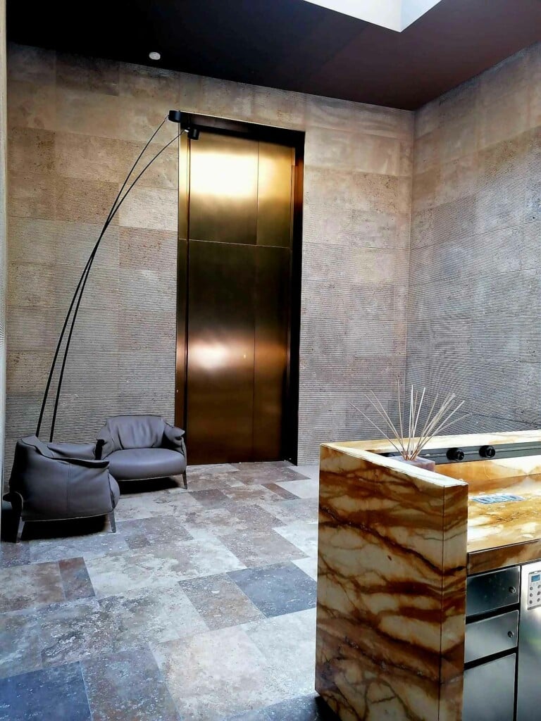 Arnolfo The Frame - ingresso in travertino e porta