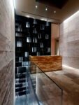Arnolfo The Frame - l'ingresso in travertino