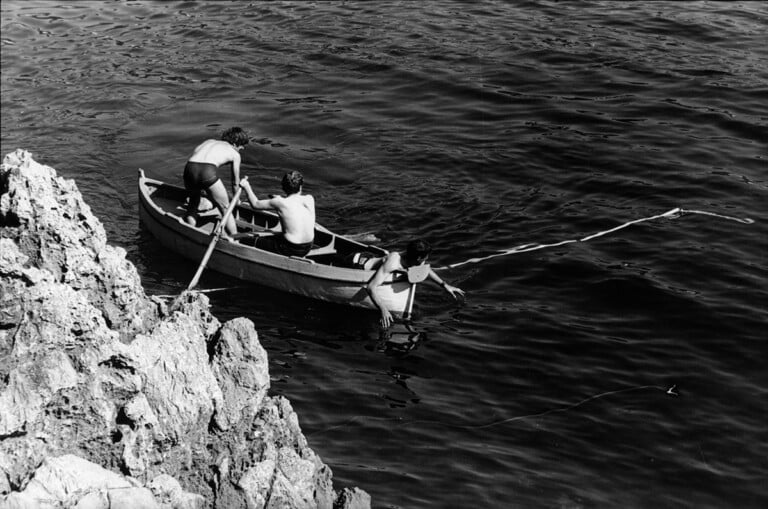 Bruno Manconi, Azione di Jan Dibbets_ l’artista installa la Linea bianca sotto le acque del mare, 1968, Courtesy Archivio Lia Rumma