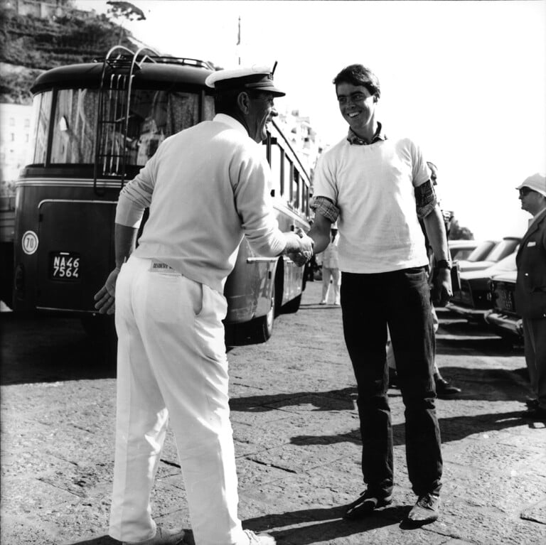 Bruno Manconi, Azione di Richard Long_ l’artista stringe la mano ai passanti nella piazza di Amalfi, 1968, Courtesy Archivio Lia Rumma